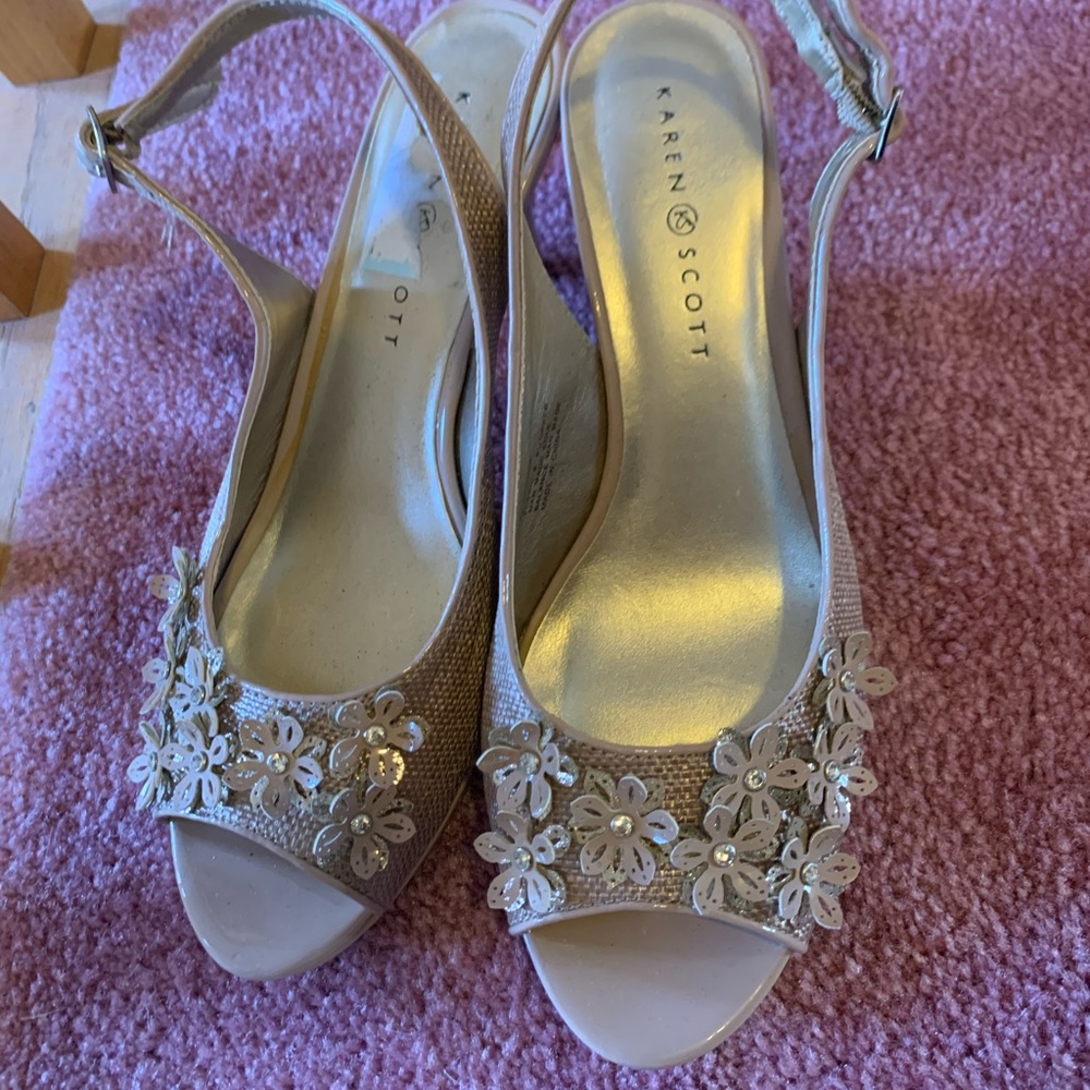 Flower detail peep toe heel